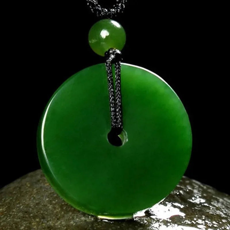 Pendentif en jade vert naturel sculpté à la main avec fermoir Ping'an - Boutique ÉclatsChic